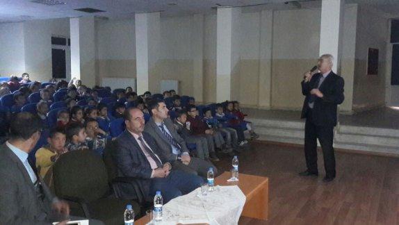 Okul öncesi ve ilkokul öğrencilerine yönelik trafik bilinci kazandırılmasına yönelik seminerlerin ilki İlçemiz Şehit Turgay Türkmen İlkokulunda gerçekleştirildi. 