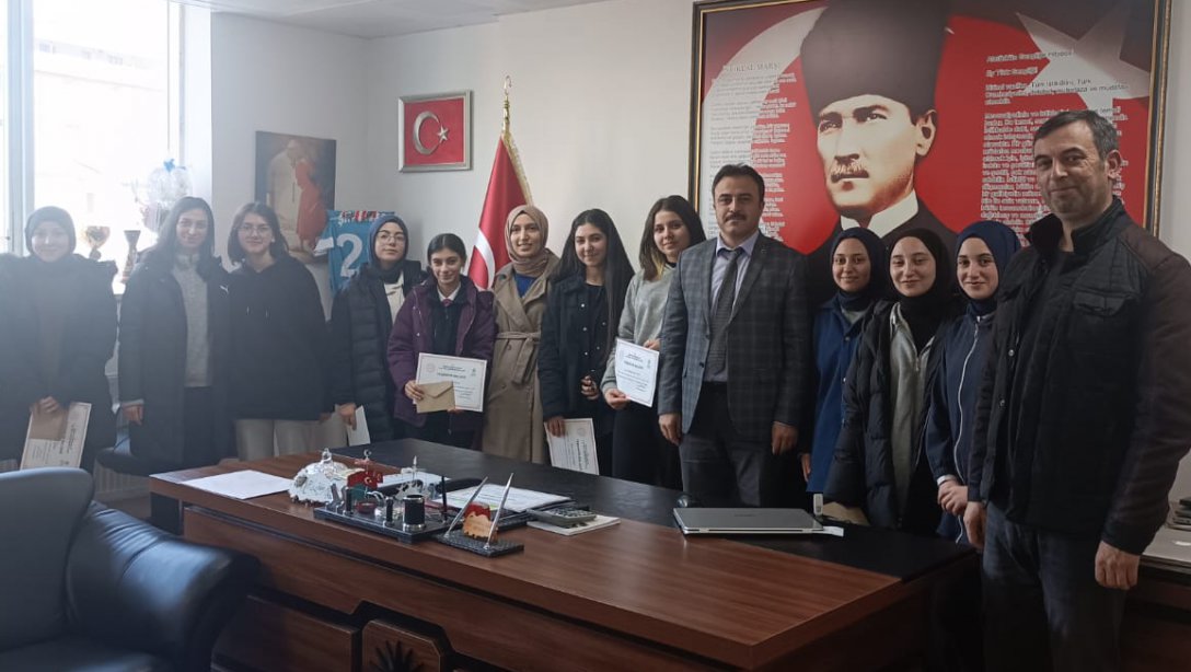 Anadolu Mektebi Yazar Okumaları Projesi kapsamında katılım sağlayan öğrenciler ödüllendirildi
